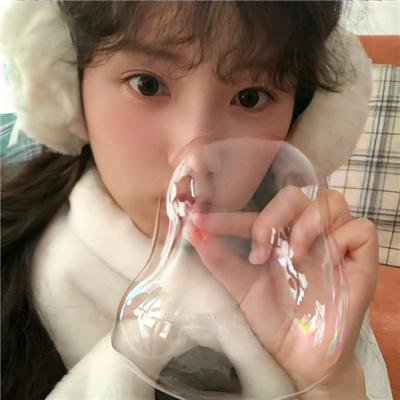 公园长椅上的盖伊与玛德琳
